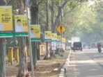 Atribut Kampanye Dipaku di Pohon (3)