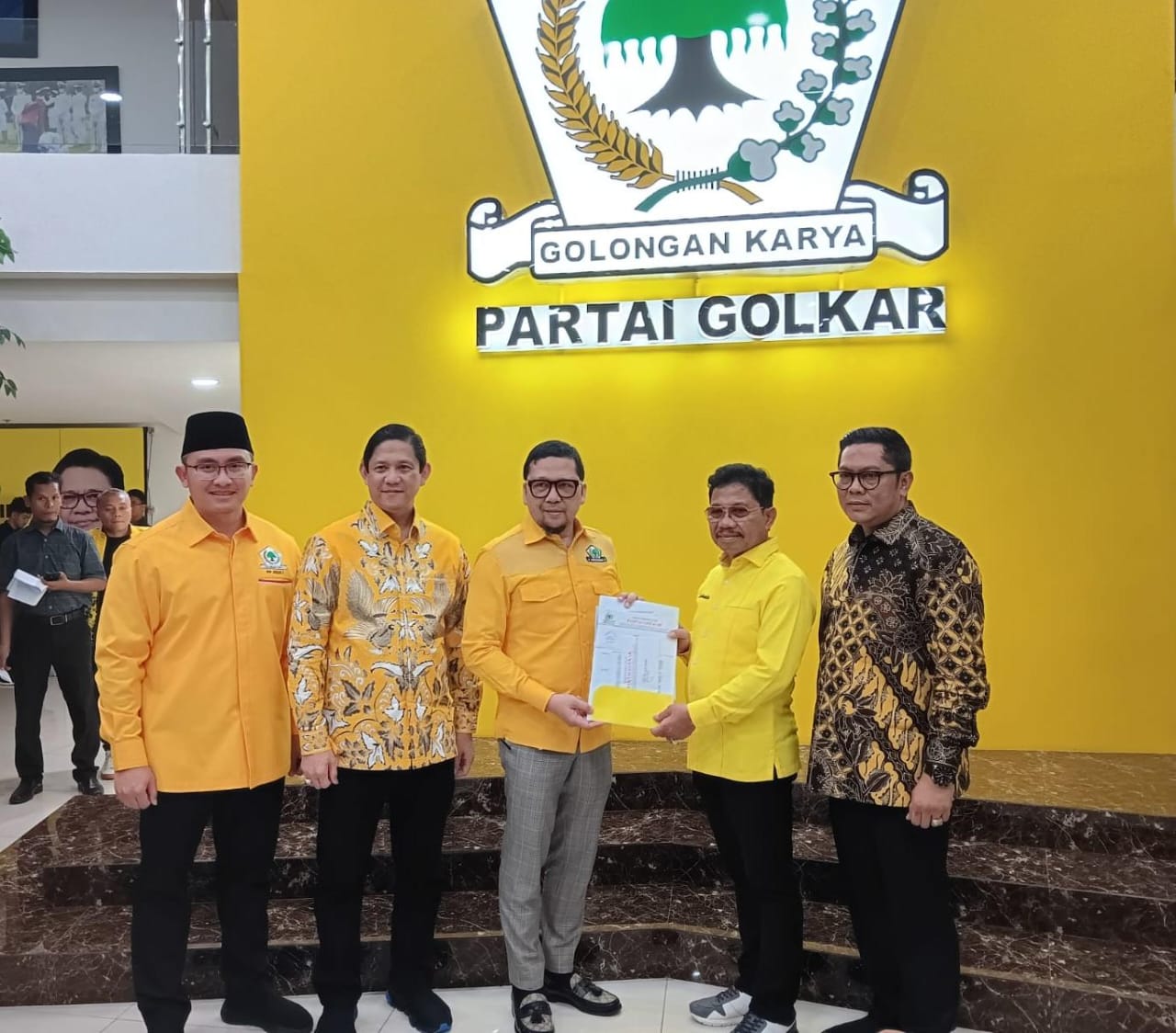 DPP Golkar Serahkan Surat Rekomendasi ke Sachrudin