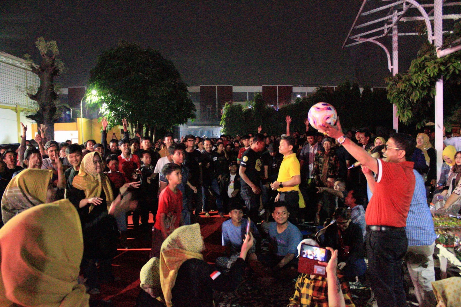 Sachrudin Bagi-Bagi Bola dan Doorprize di Laga Indonesia Vs Australia