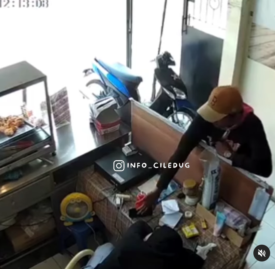 Handphone Pegawai Kios Ayam Dicuri, Aksi Pelaku Viral