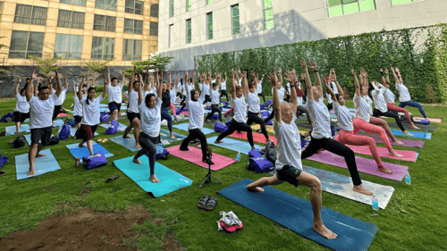 Celebrity Fitness Gelar Yoga Outdoor di Grand Shamaya Surabaya