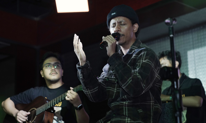 Raim Laode Luncurkan Kado Spesial Lagu “Abangku” untuk Kakaknya Tercinta