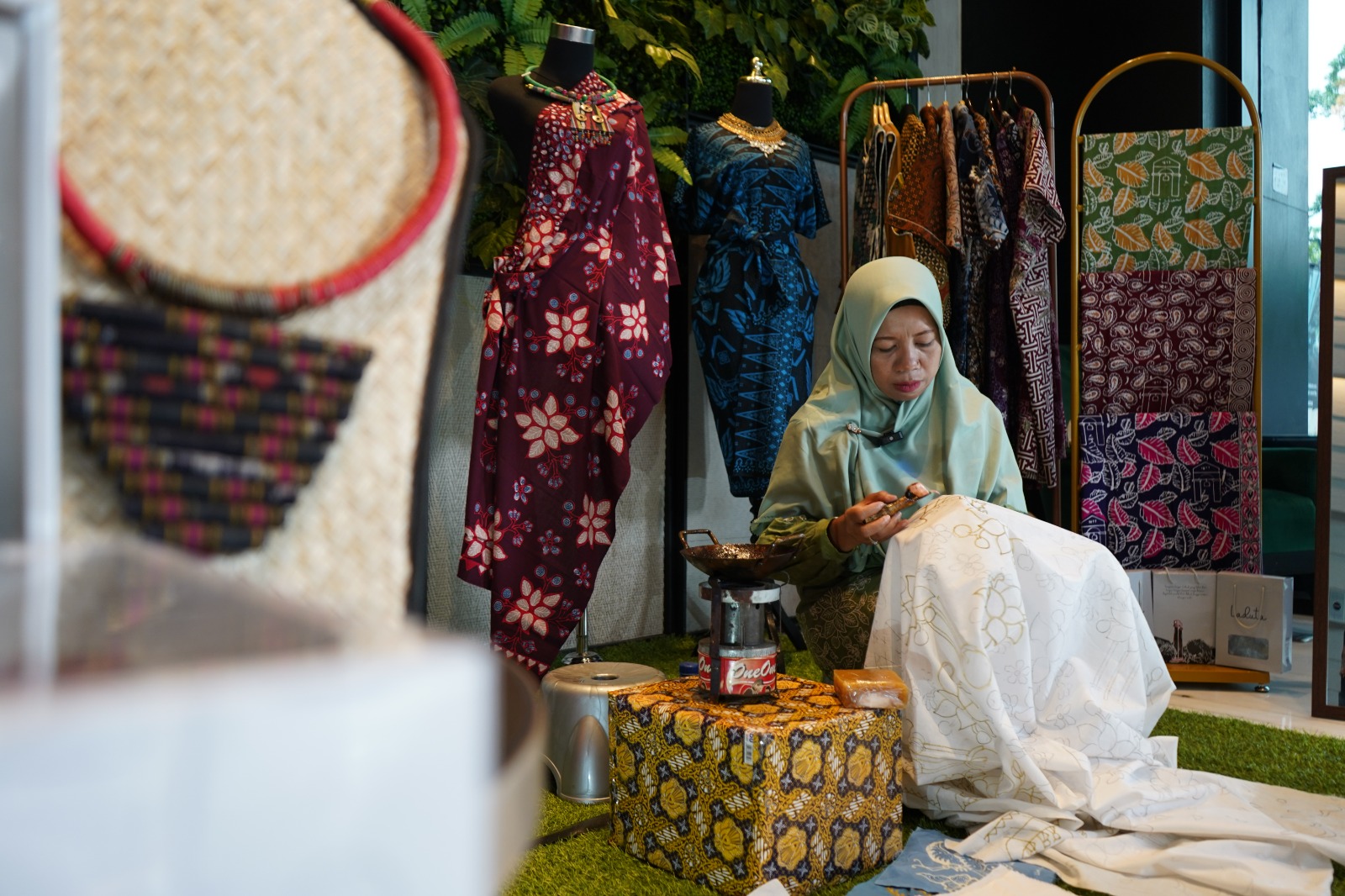 Mercure Tangerang Centre, yang dikenal akan dedikasinya terhadap budaya Indonesia, turut merayakan Hari Batik Nasional dengan penuh kebanggaan.
