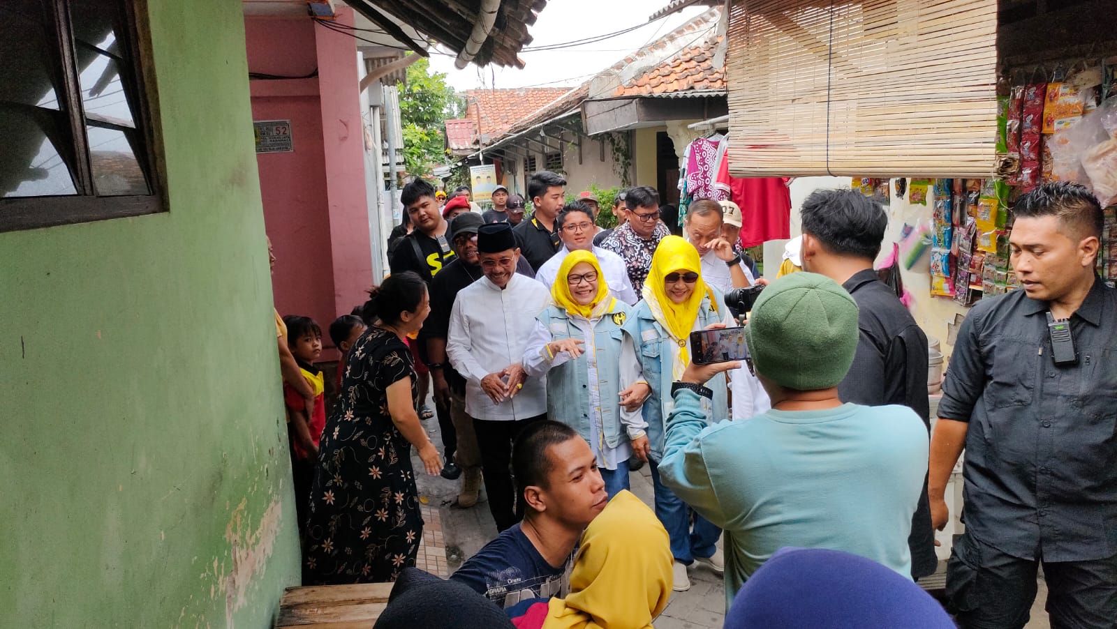 Calon Wali Kota Tangerang nomor urut 3, Sachrudin datang blusukan ke gang-gang sempit menemui langsung masyarakat di kawasan Koang Jaya