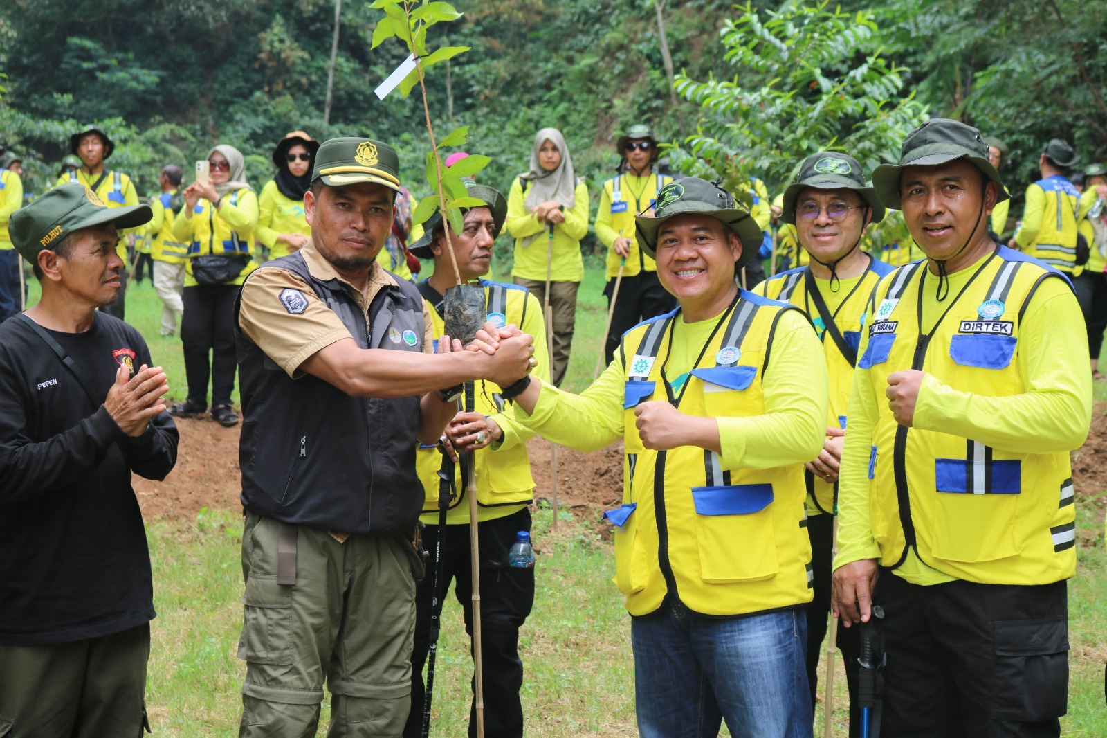 Perumda Tirta Benteng Tanam Pohon Endemik: Langkah Nyata Konservasi Air Bersih dari Hulu ke Hilir