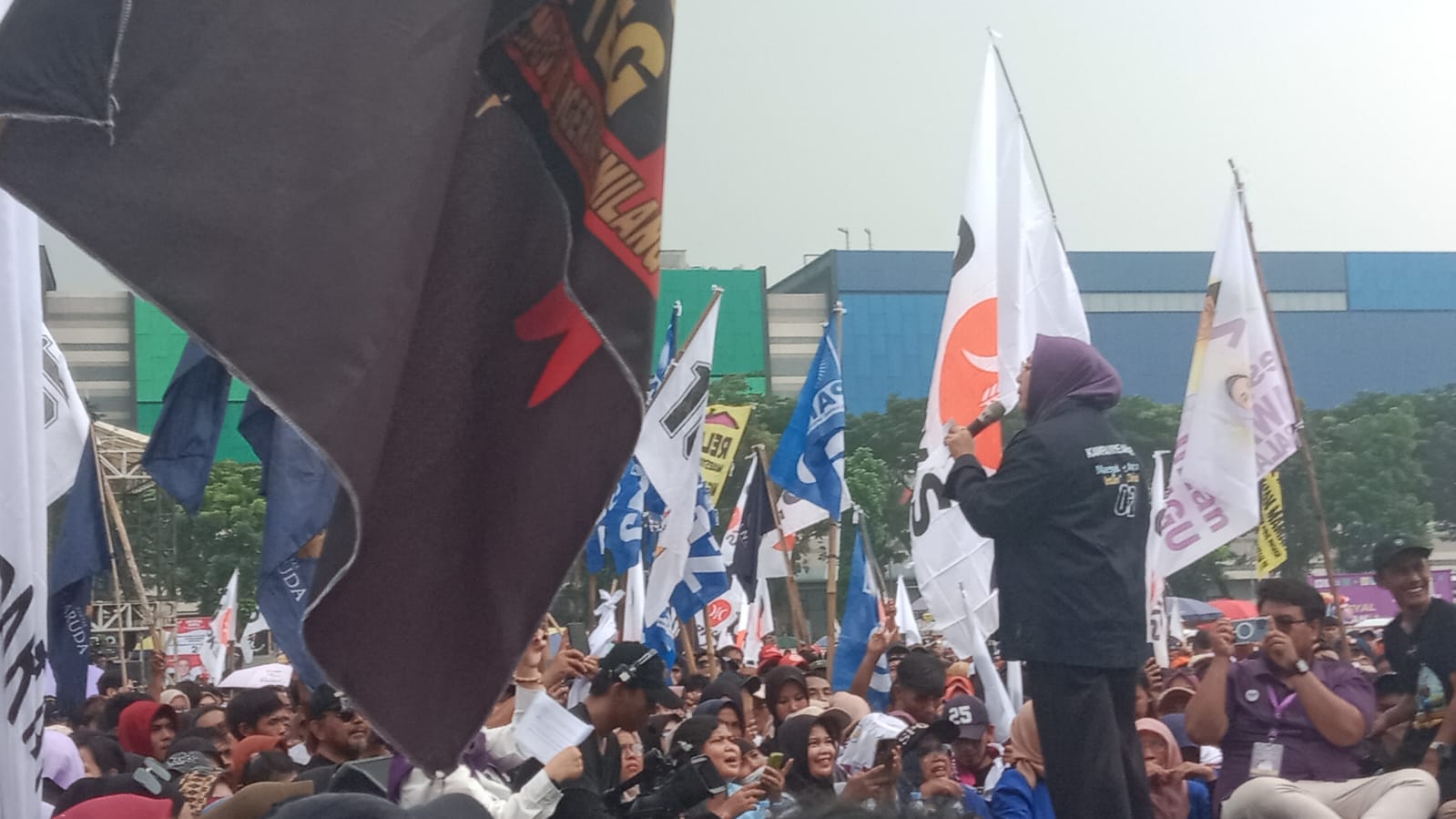 Ribuan Pendukung Madani Padati Lapangan Citra Raya Ramaikan Kampanye Akbar