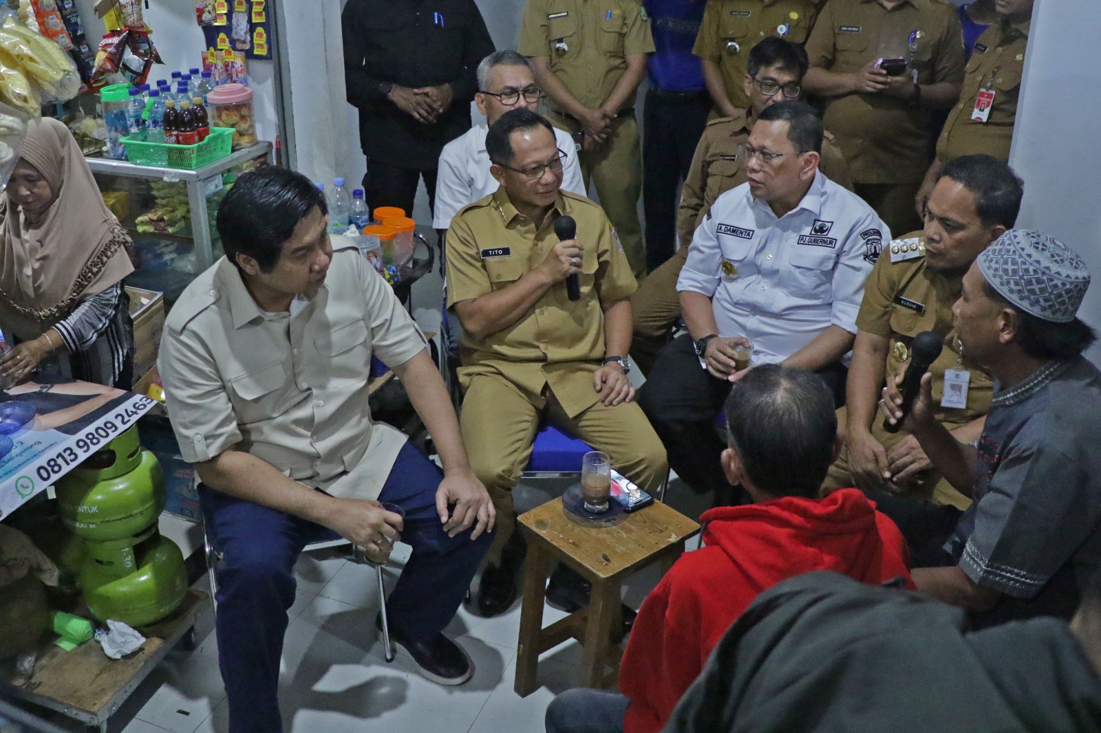 Resmikan Cipta Griya Kedaung, Menteri PKP dan Mendagri Ngopi Bareng dan Bagi-bagi Sembako ke Warga