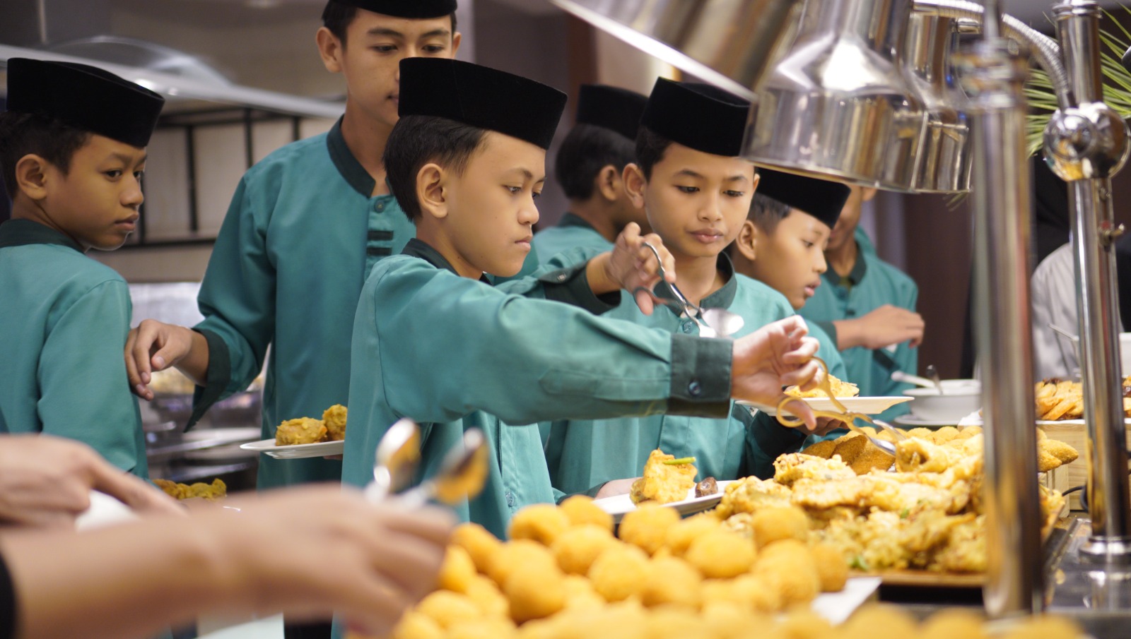Semangat Ramadan, Hotel Santika Premiere Bintaro Gelar Buka Puasa Bersama Anak Yatim