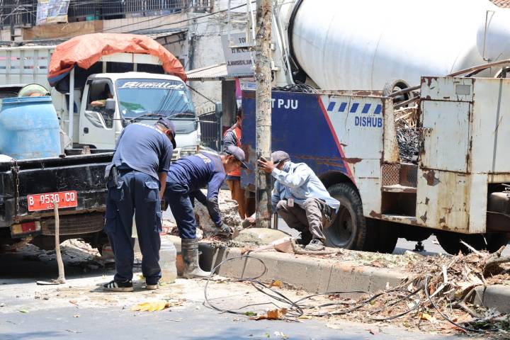 Tim PJU Kota Tangerang Respons Cepat Perbaiki Tiang Roboh di Jalan Suryadarma Selapajang